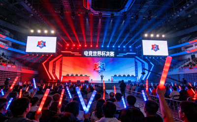 电竞世界杯决赛现场全景，观众席爆满，舞台灯光璀璨